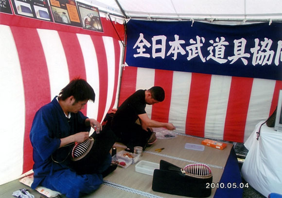 全武協の協力による武道具製作実演（筆者写す）