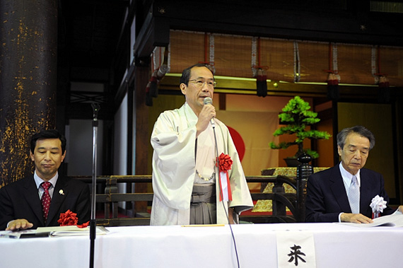 開会式で祝辞を述べる門川大作京都市長 右は伊吹文明京都府剣連会長