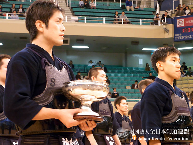 前年度、第58回全日本剣道選手権大会優勝高鍋選手と二位内村選手